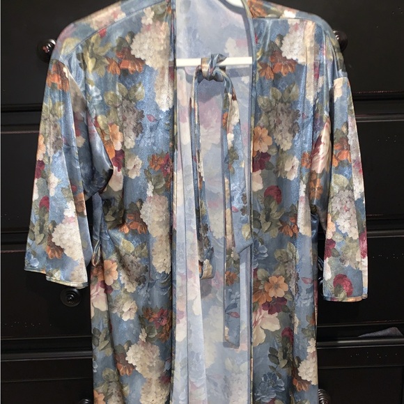 Women’s bathrobe, small with flowers, knee length - Picture 2 of 4